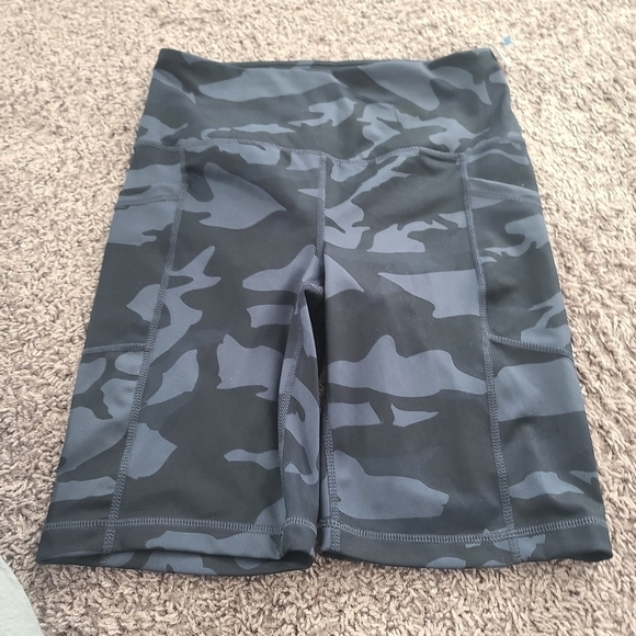 Yogalicious Pants - Yogalicious bikers shorts size medium